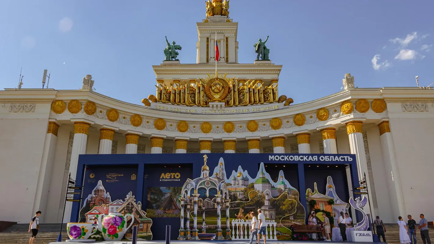 Карта с отметками городов, усадьба, портрет Толстого