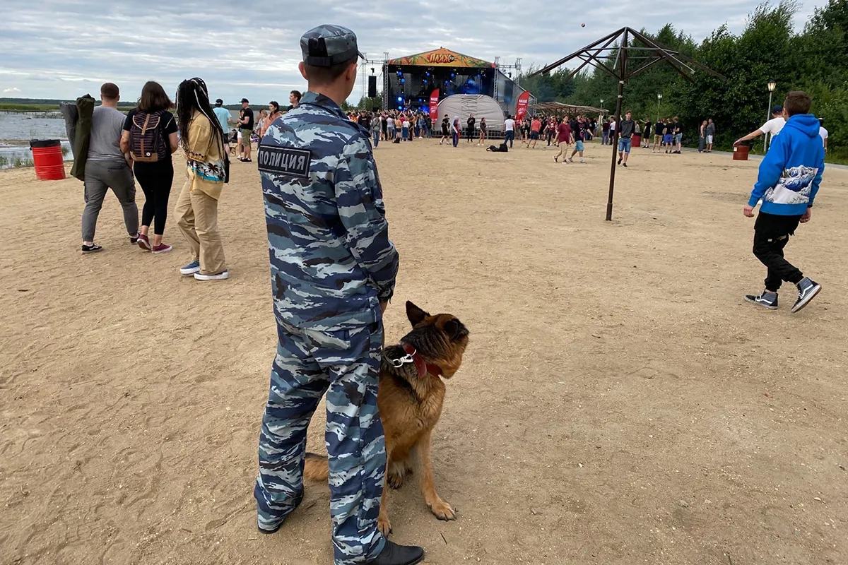 Сотрудник патруля на берегу технического водоёма с запрещающим знаком