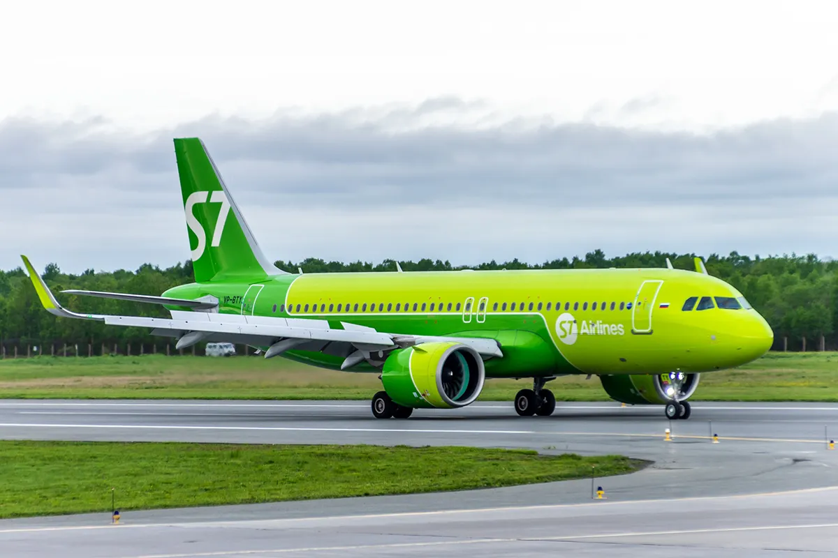Самолёт S7 Airlines в небе, символизирующий новые рейсы во Владикавказ и Калининград