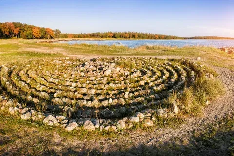 Неолитические лабиринты на Соловках Каменные спирали неолитических лабиринтов на Заяцком острове