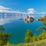 Панорама озера Байкал с горными хребтами