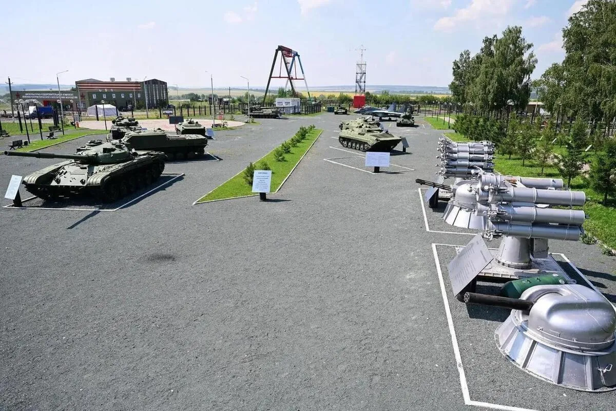 Экспозиция военной техники в парке Патриот Башкирии