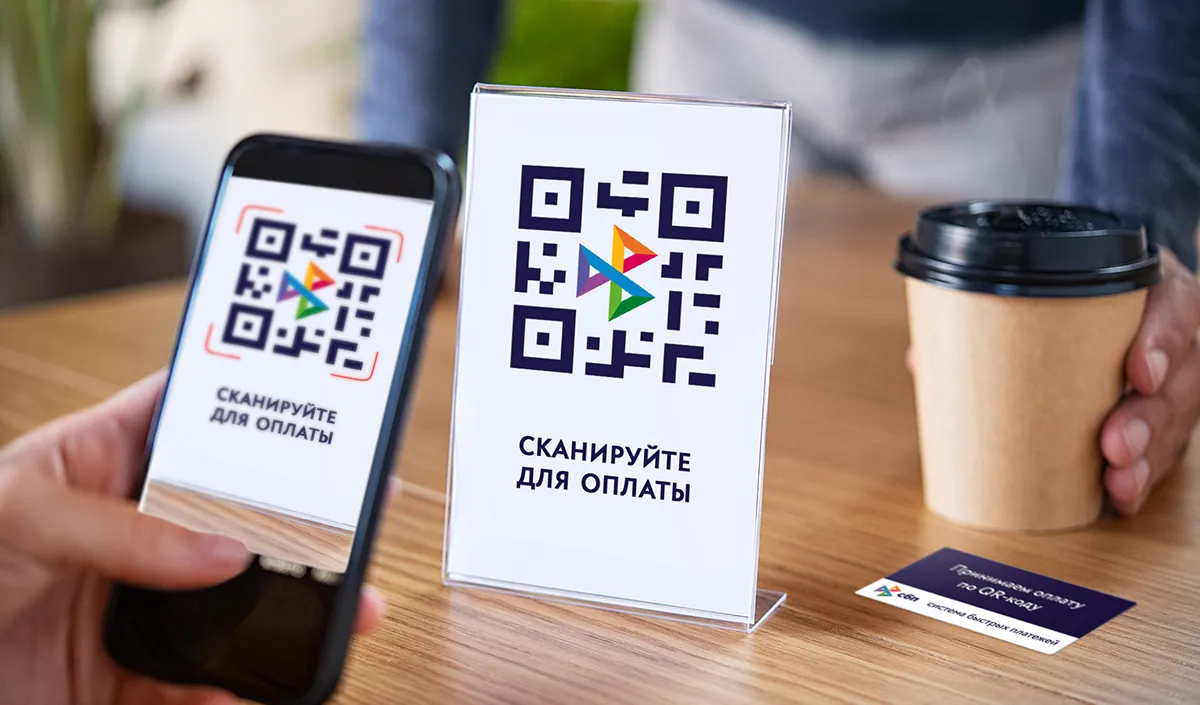 QR-код для заселения в отеле Администратор отеля сканирует QR-код с телефона туриста для заселения через электронные документы