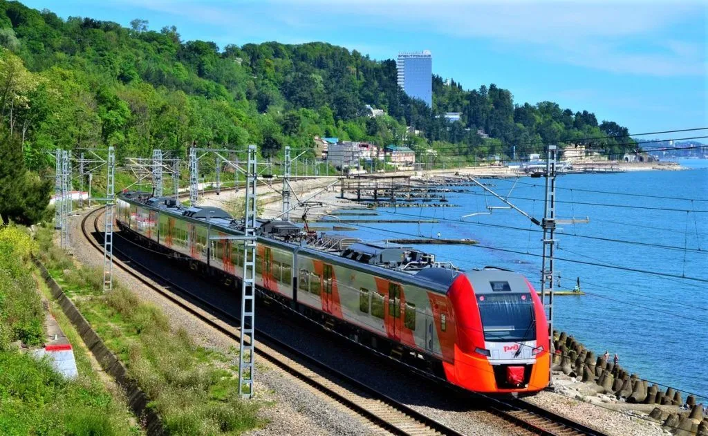 Деревянные скамейки в салоне ретро-электрички Пляжный экспресс