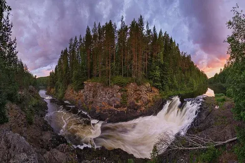 Заповедник Кивач летом Туристы на смотровой площадке водопада Кивач