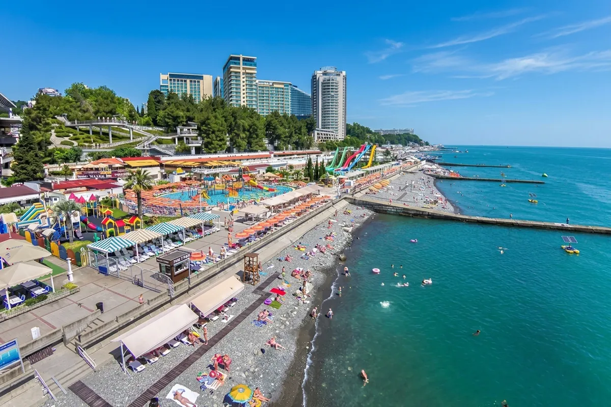 Галечный пляж Адлера с видом на море