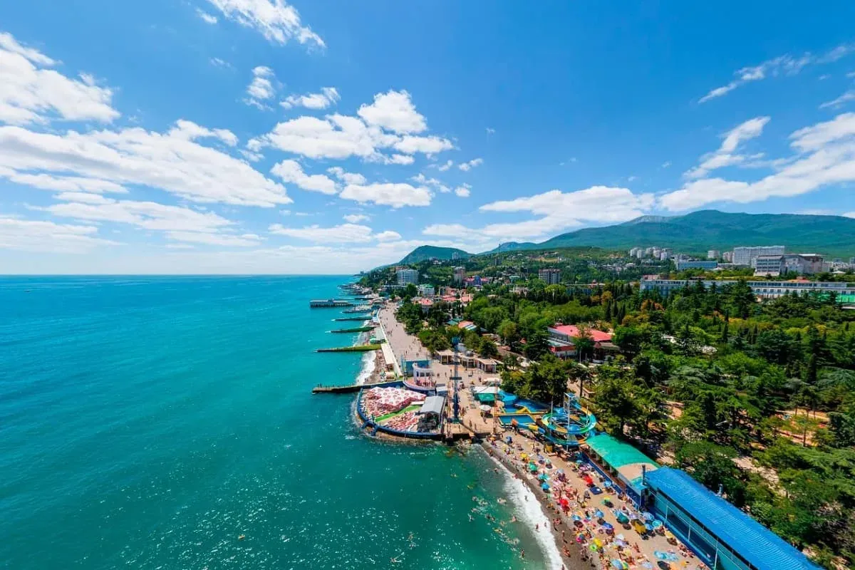 Панорама Южного берега Крыма с горами и морем