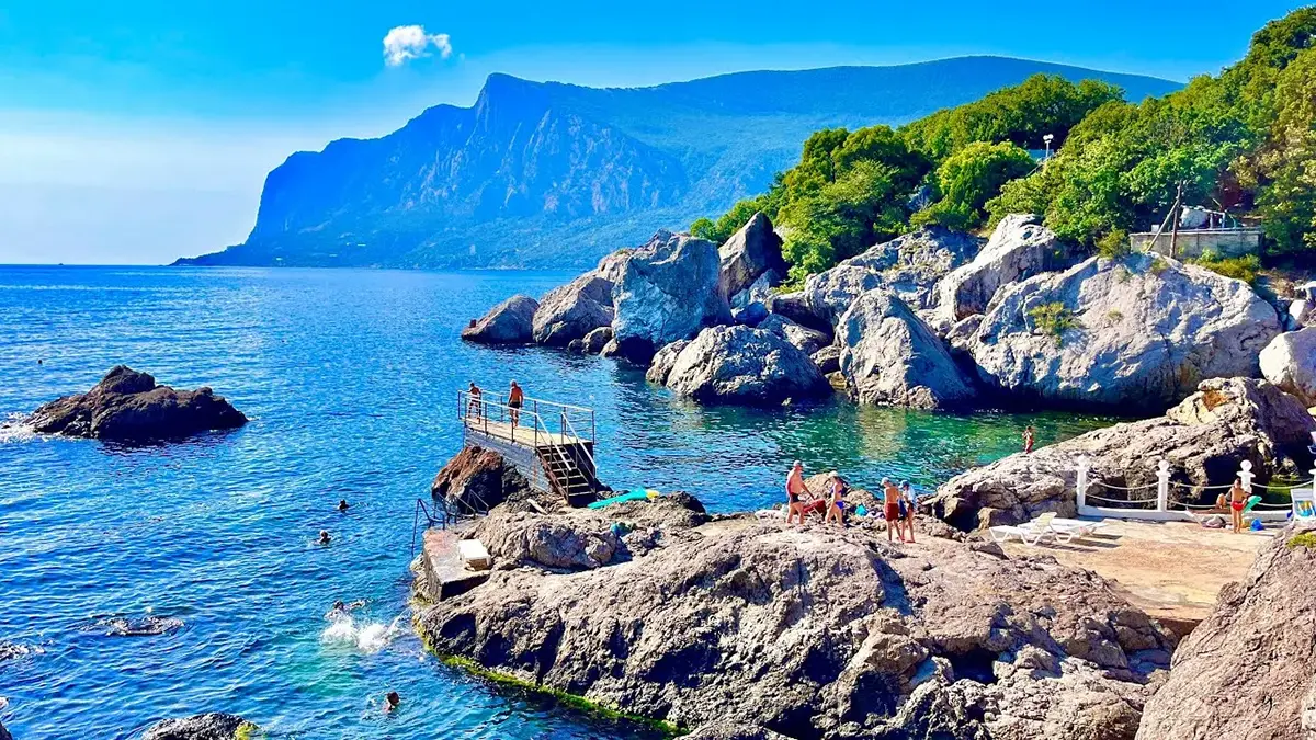 Электричка в Крыму Электричка на фоне крымских гор